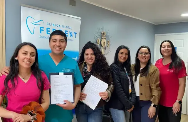 Representación de convenio entre ProMujer Chile y Clínica Dental Ferdent para apoyar la salud bucal de sus usuarias