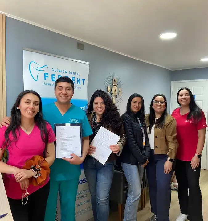 Representación de convenio entre ProMujer Chile y Clínica Dental Ferdent para apoyar la salud bucal de sus usuarias