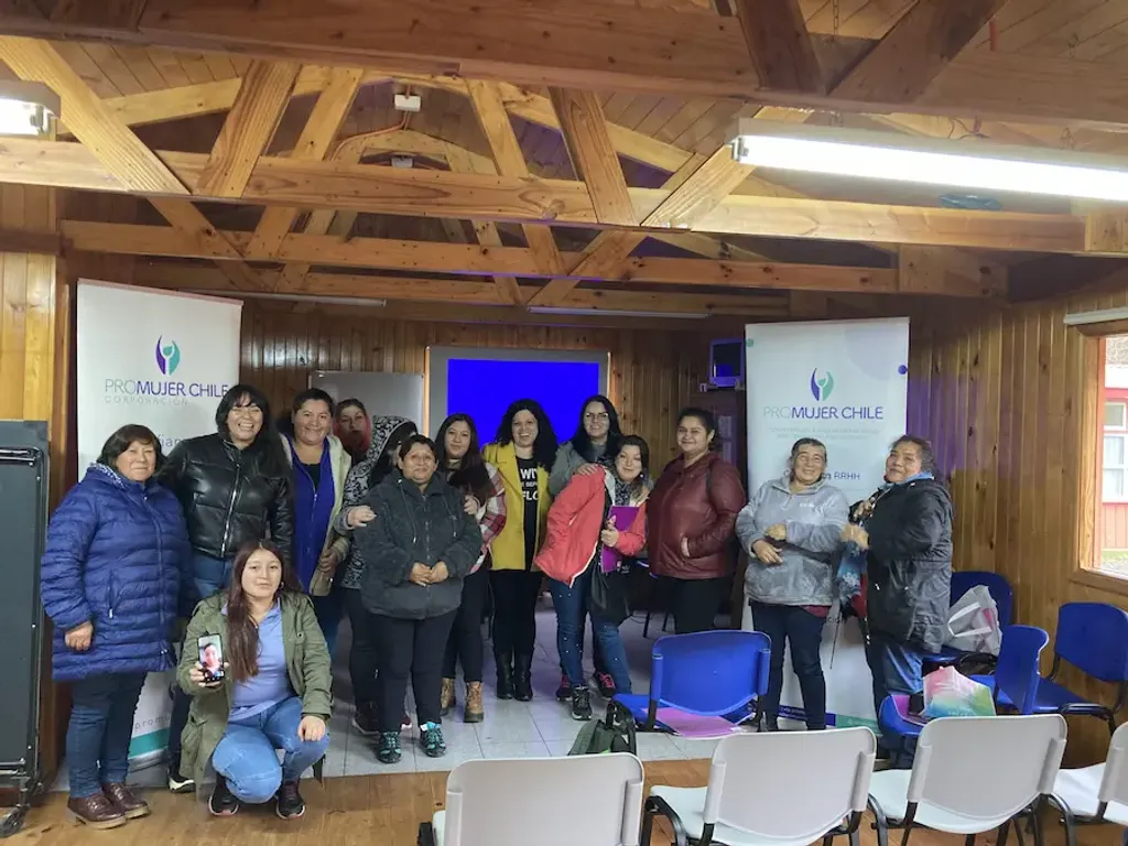 Profesionales en un taller de capacitación presencial de ProMujer Chile